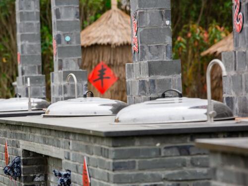 浙江企业拆迁补偿律师-农家乐被征收方贴上非法建筑标签怎么办