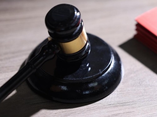 因婚嫁迁入丈夫村子的女子被排除在拆迁补偿之外该怎么维权